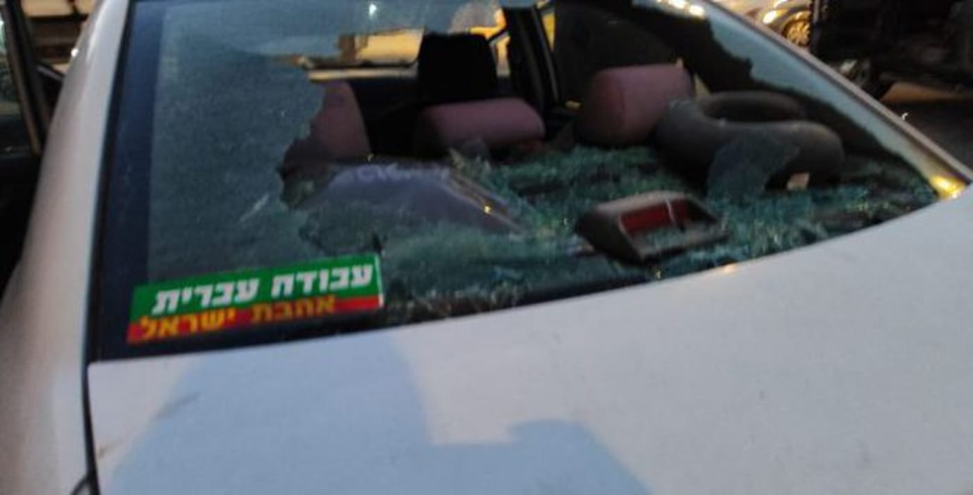 אחד הרכבים שהותקפו אמש (ללא קרדיט)