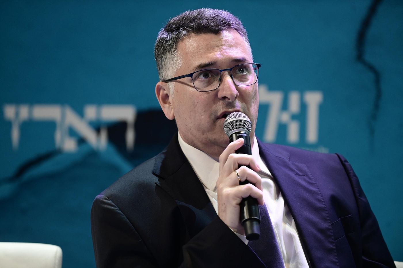 סער בשיחות סגורות: "לוין מחבל במשא ומתן"