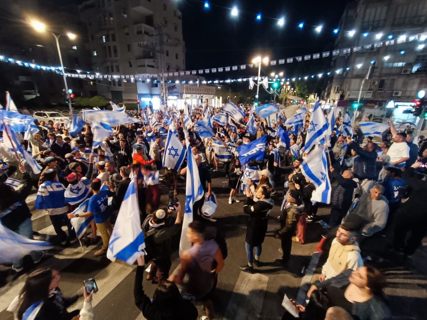 גם הימין: מאות חוסמים את רחוב וייצמן בכפר סבא