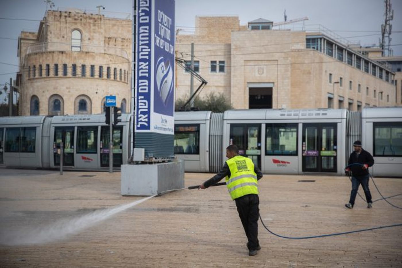 מנקים את ירושלים לכבוד החג (יונתן זינדל/פלאש90)