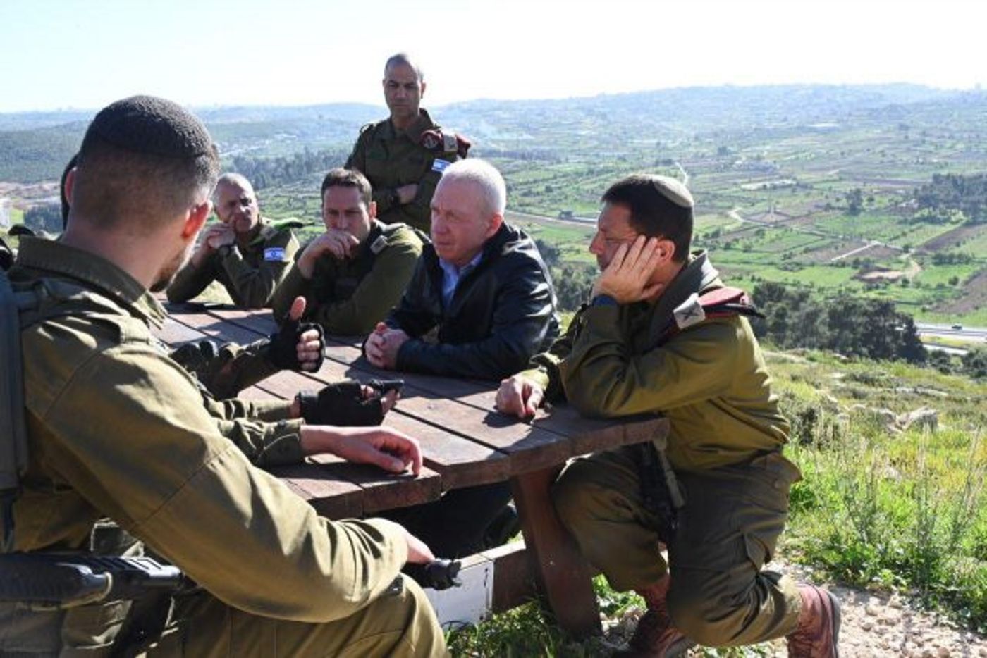 גלנט ביקר בגוש עציון ושיגר רמז על התקיפות בסוריה
