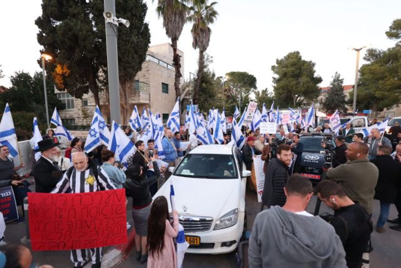 מאות מפגינים מול הנשיא: "אל תמחק 64 מנדטים"