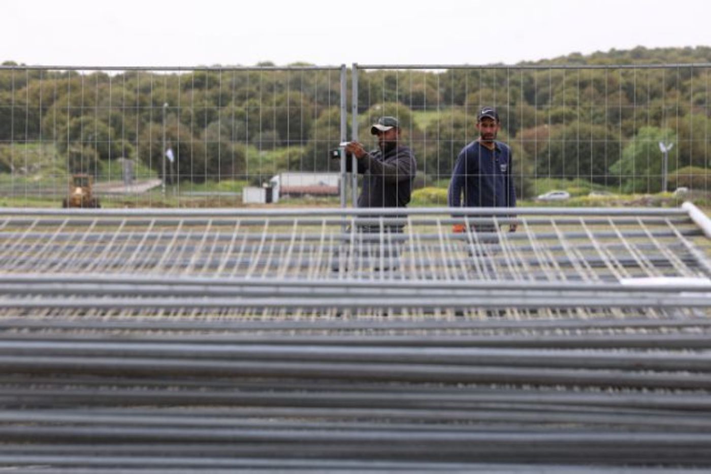 גדרות וטרקטורים: צפו בהכנות לחגיגות במירון