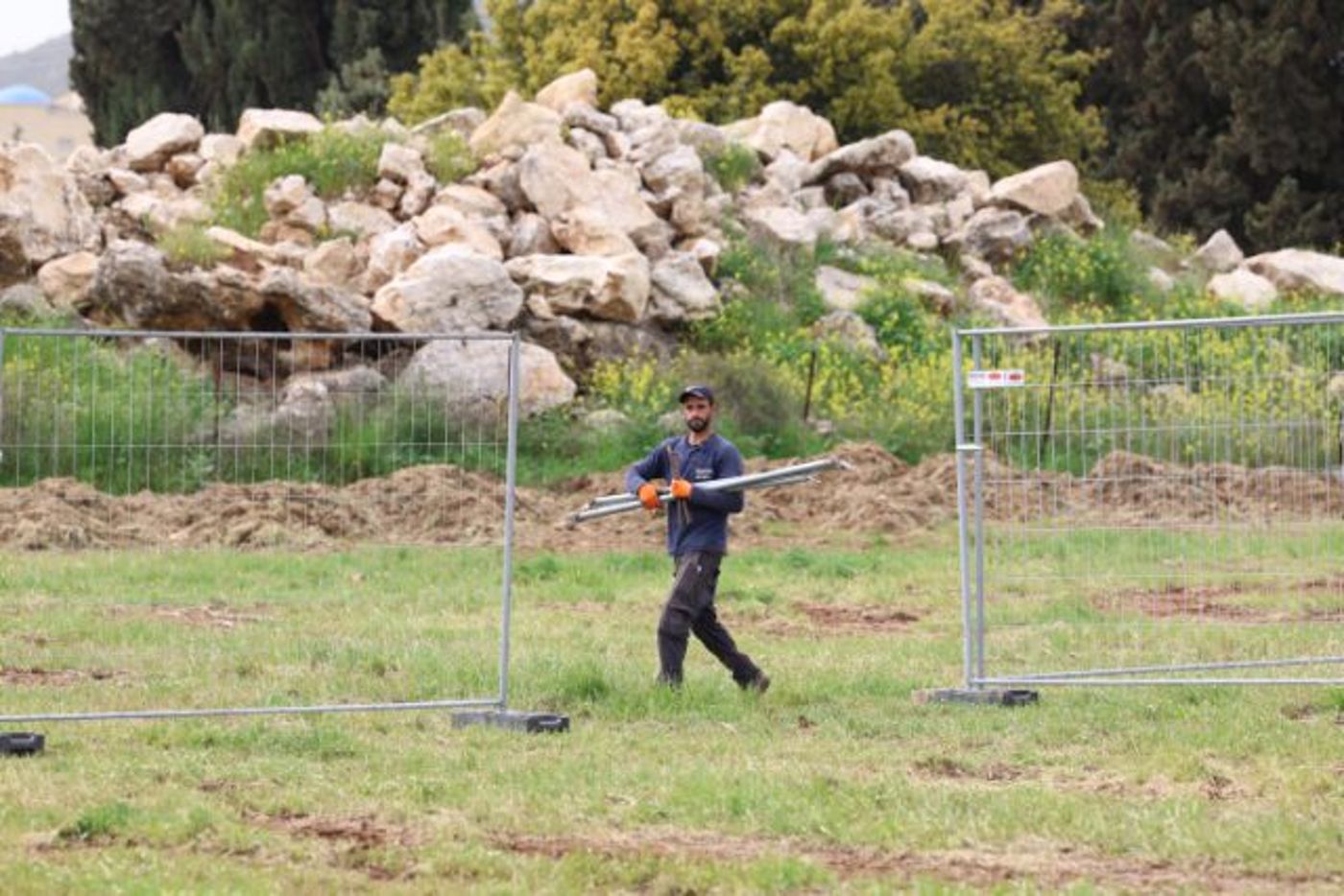 גדרות וטרקטורים: צפו בהכנות לחגיגות במירון