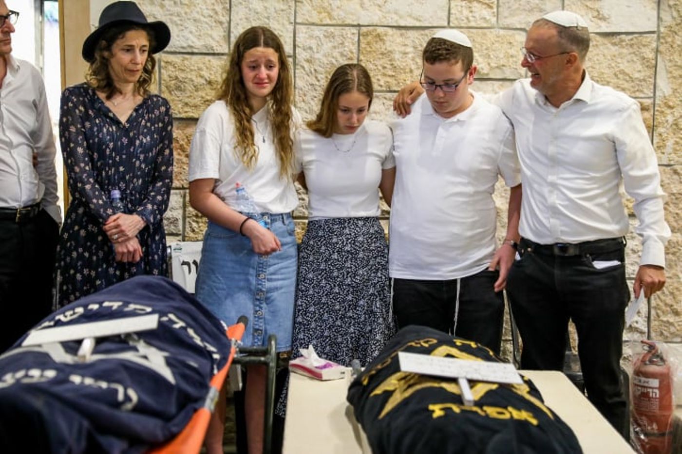 נפרדים בדמעות: הלוויתן של רינה ומאיה די | גלריה