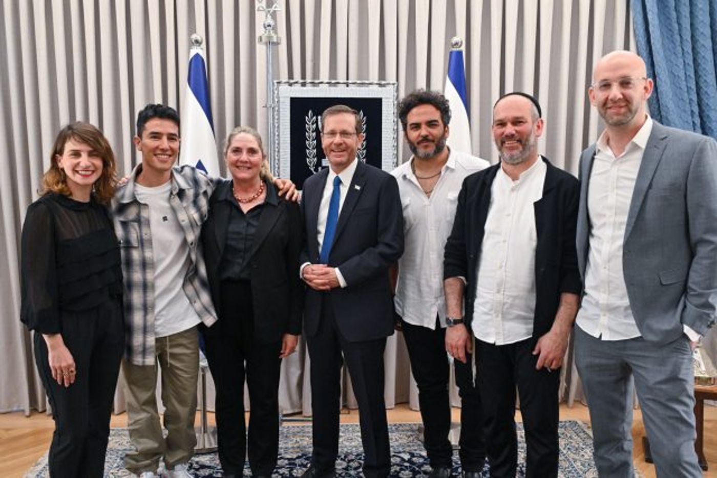 האמנים יחד עם הנשיא הרצוג ורעייתו