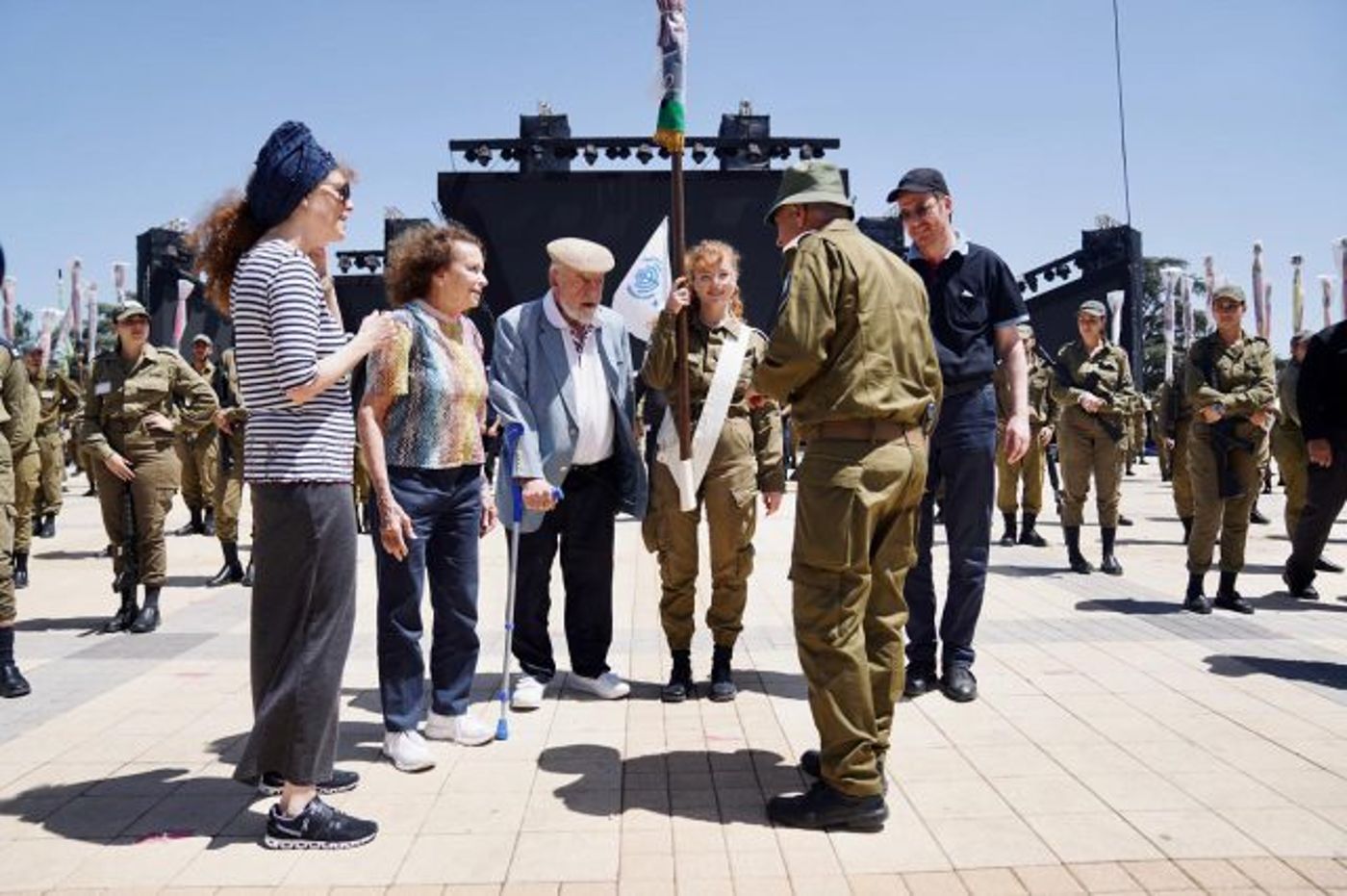 שורד השואה הגיע לראות את נכדתו במדי צה"ל. צפו|