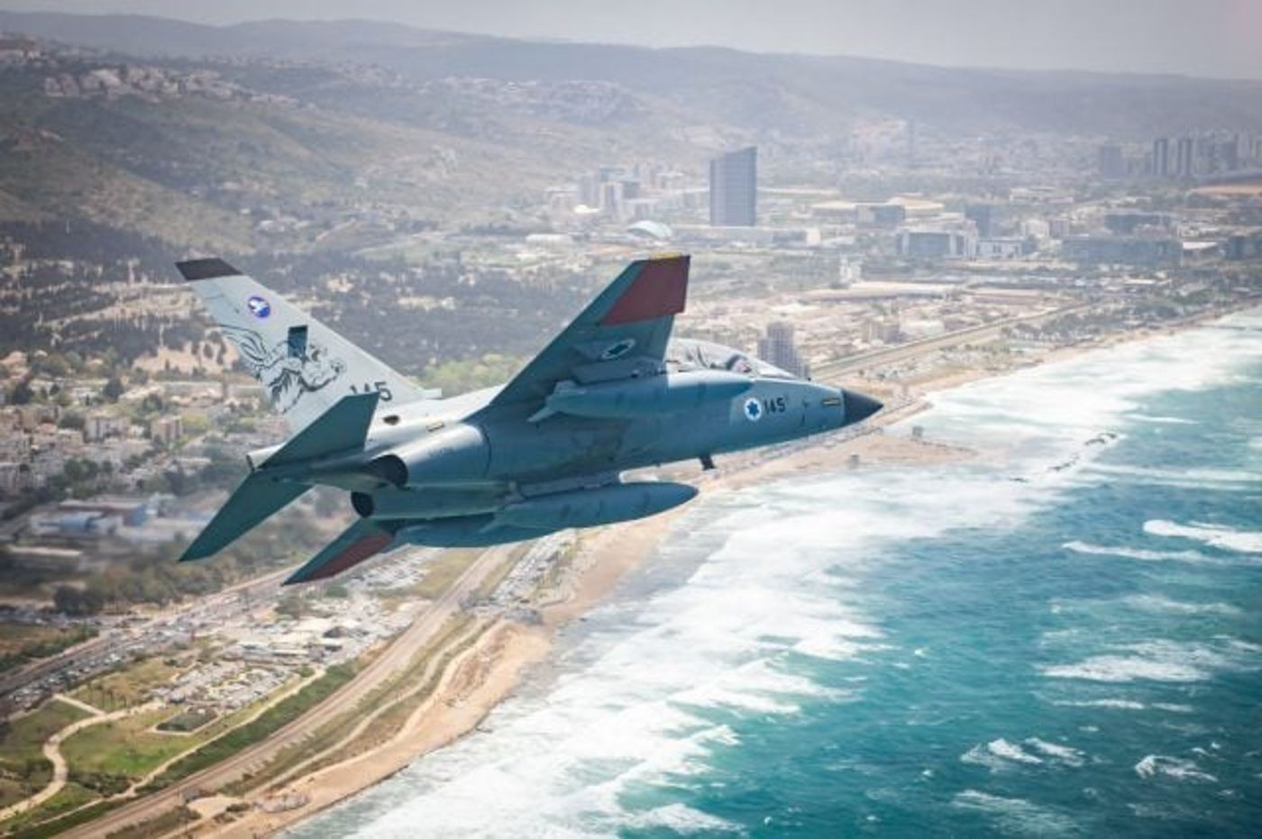 F-16 מעל חוף הים של חיפה (דובר צה"ל)