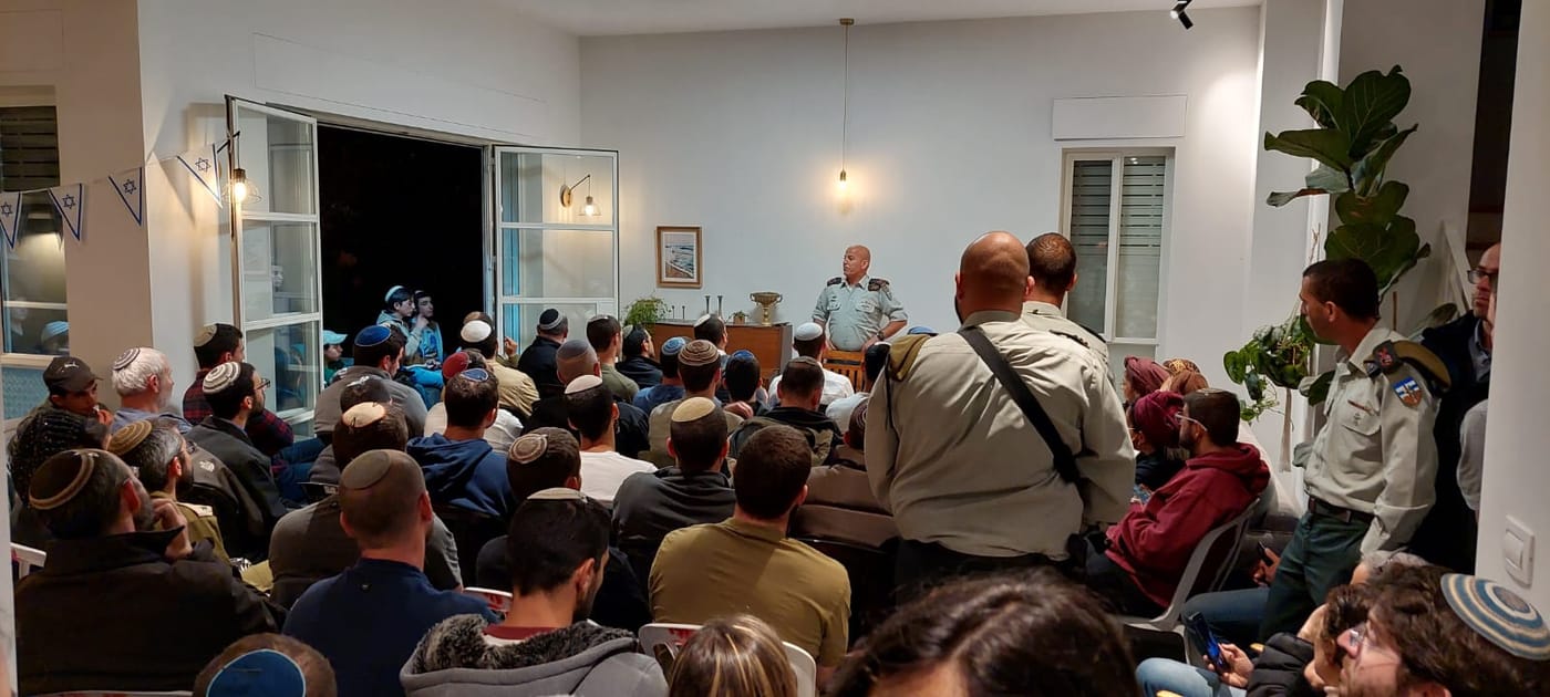 האלוף רסאן עליאן ביישוב עלי ערב יום הזיכרון (צילון: יצחק קליין)