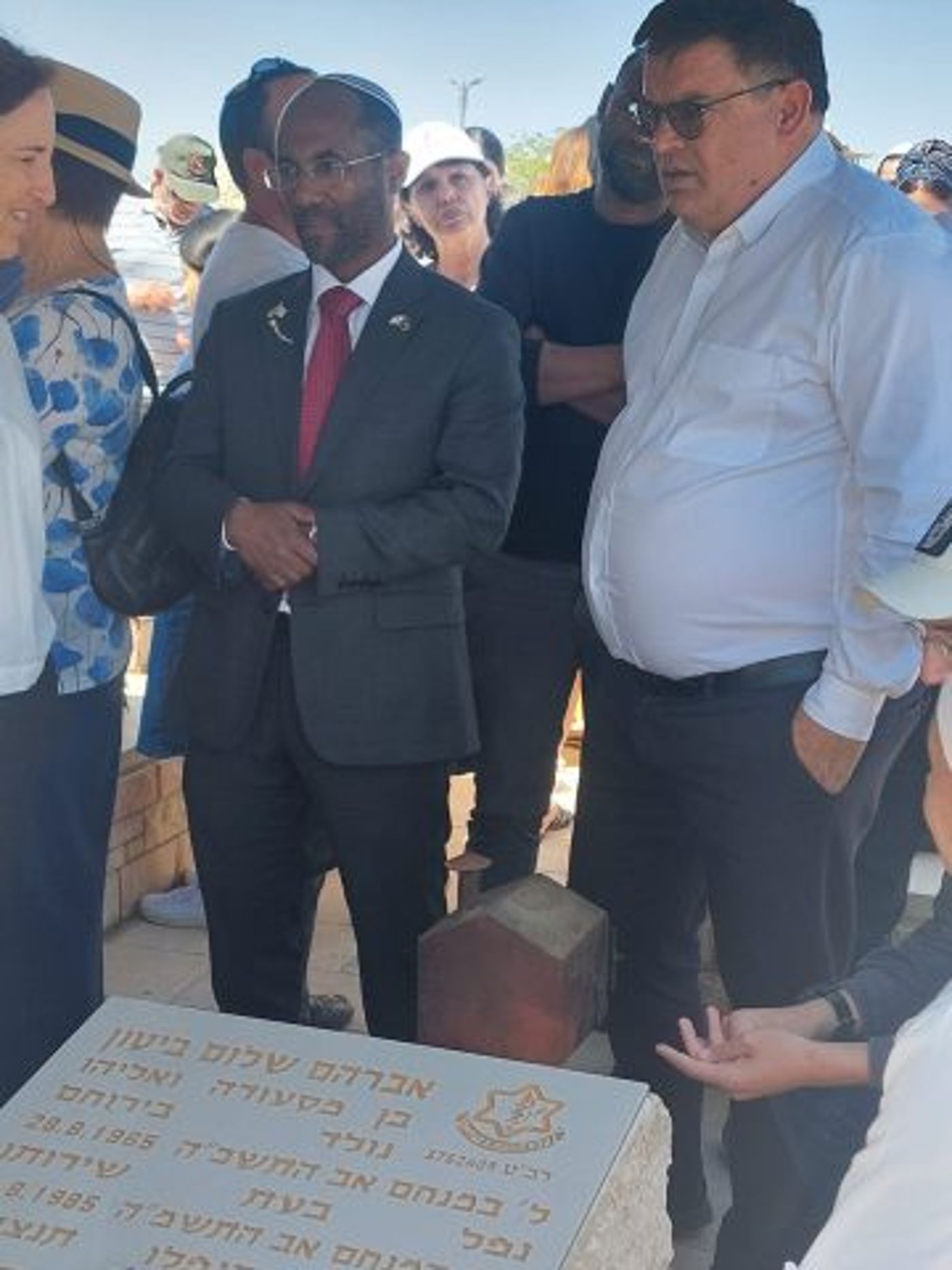 ח"כ ביטון וח"כ סולומון ליד קבר אחיו של ביטון (ללא קרדיט)