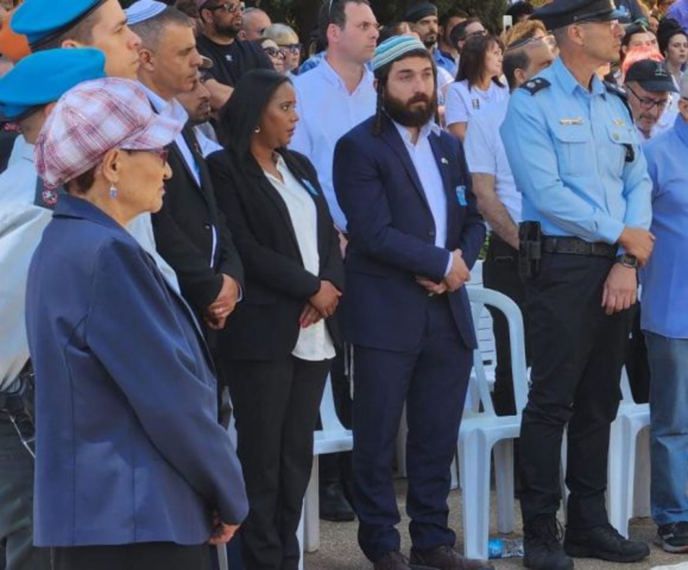 ח"כ סוכות וח"כ פנינה תמנו שטה בבית העלמין בכפר סבא