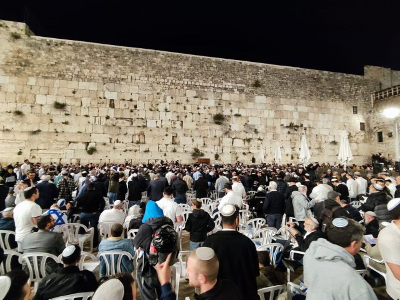 אלפי המתפללים בכותל המערבי (סרוגים)