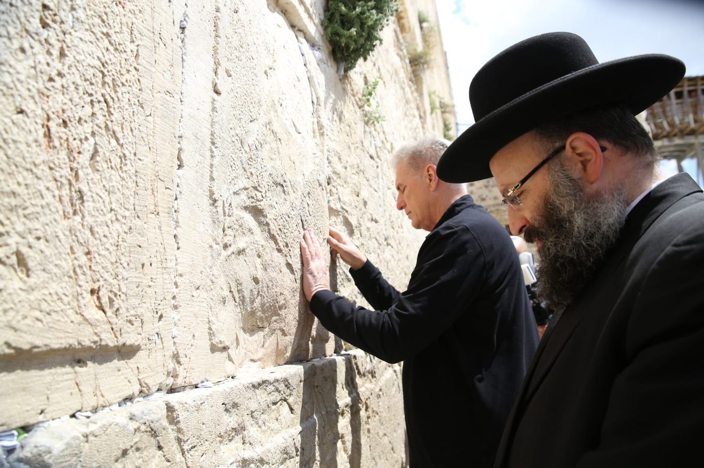 בכיר אמריקאי הגיע לכותל: "הקשר עם ישראל לא ינתק"