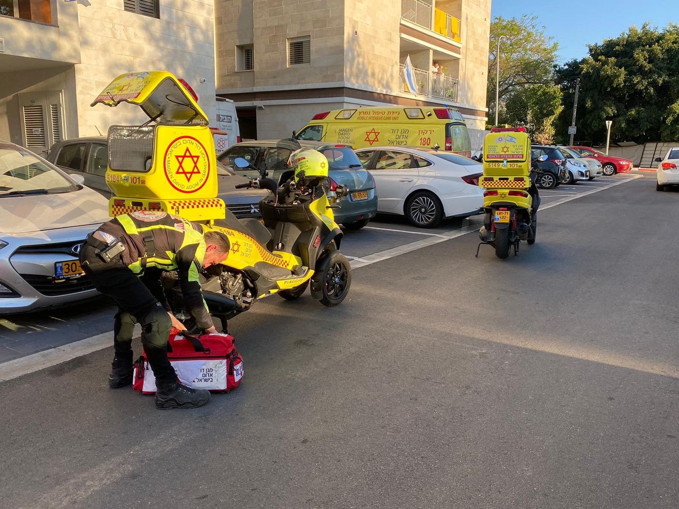 גבר כבן 40 נמצא ללא הכרה בביתו. מותו נקבע במקום