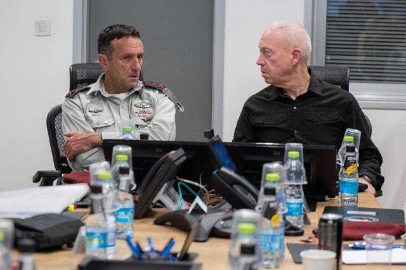 גלנט והלוי בזמן המבצע (אריאל חרמוני, משרד הביטחון)