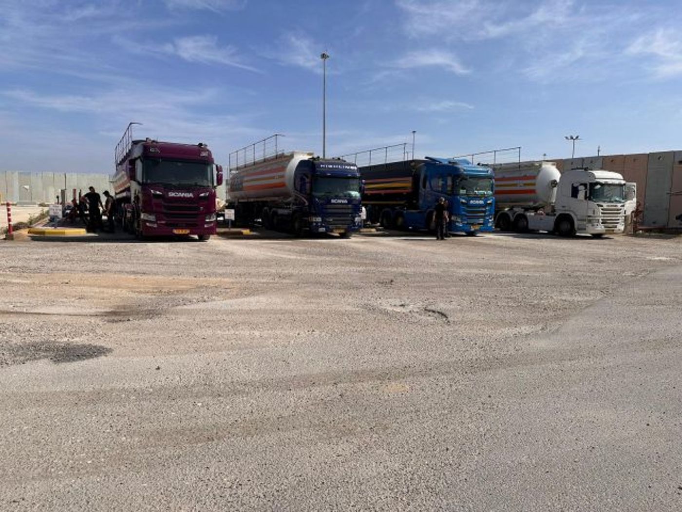 משאיות מחכות להיכנס לעזה