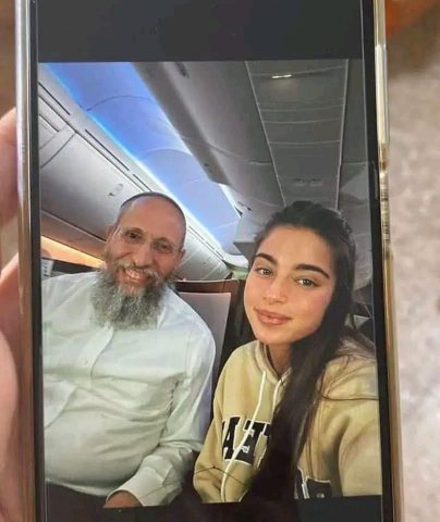 הפגישה המפתיעה של נועה קירל והרב הסרוג