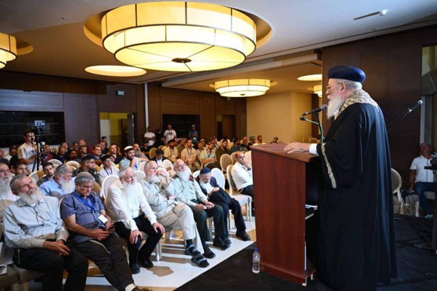 הרב עמאר מברך את הבוגרים