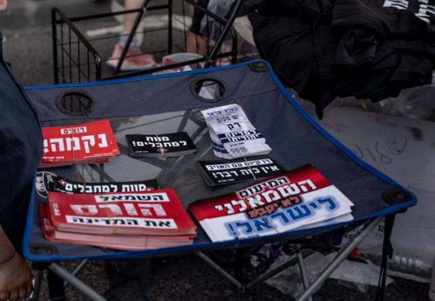 סטיקרים בצעדת הדגלים