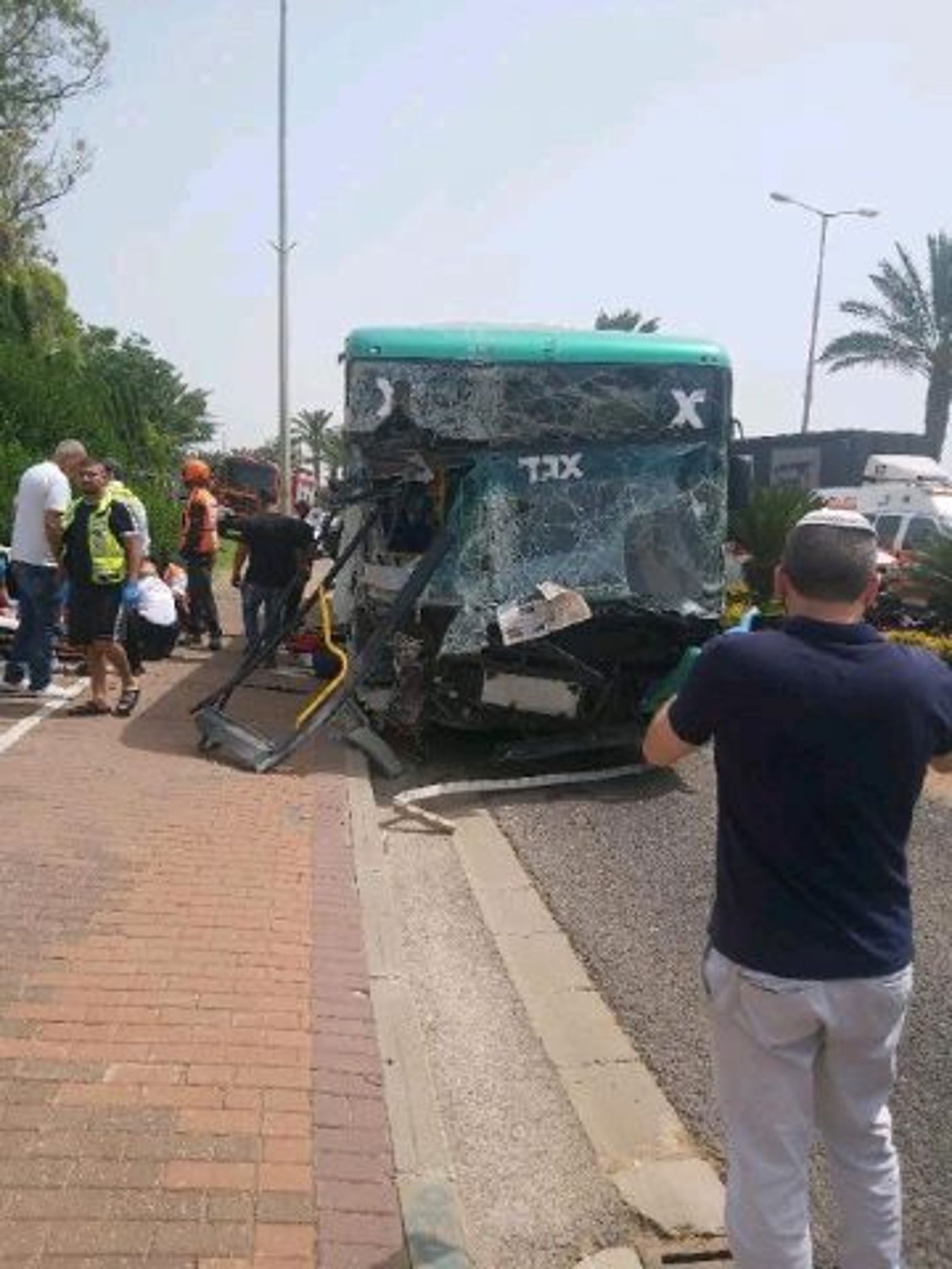 חיפה: אוטובוס התנגש בחומה; לפחות 12 פצועים