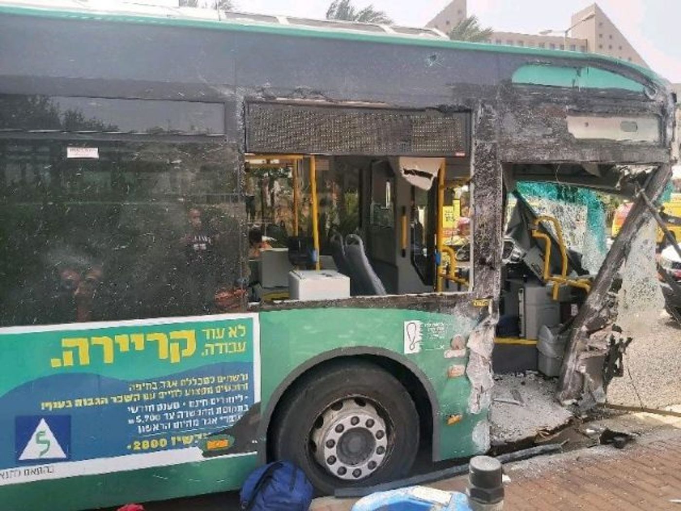 חיפה: אוטובוס התנגש בחומה; לפחות 12 פצועים