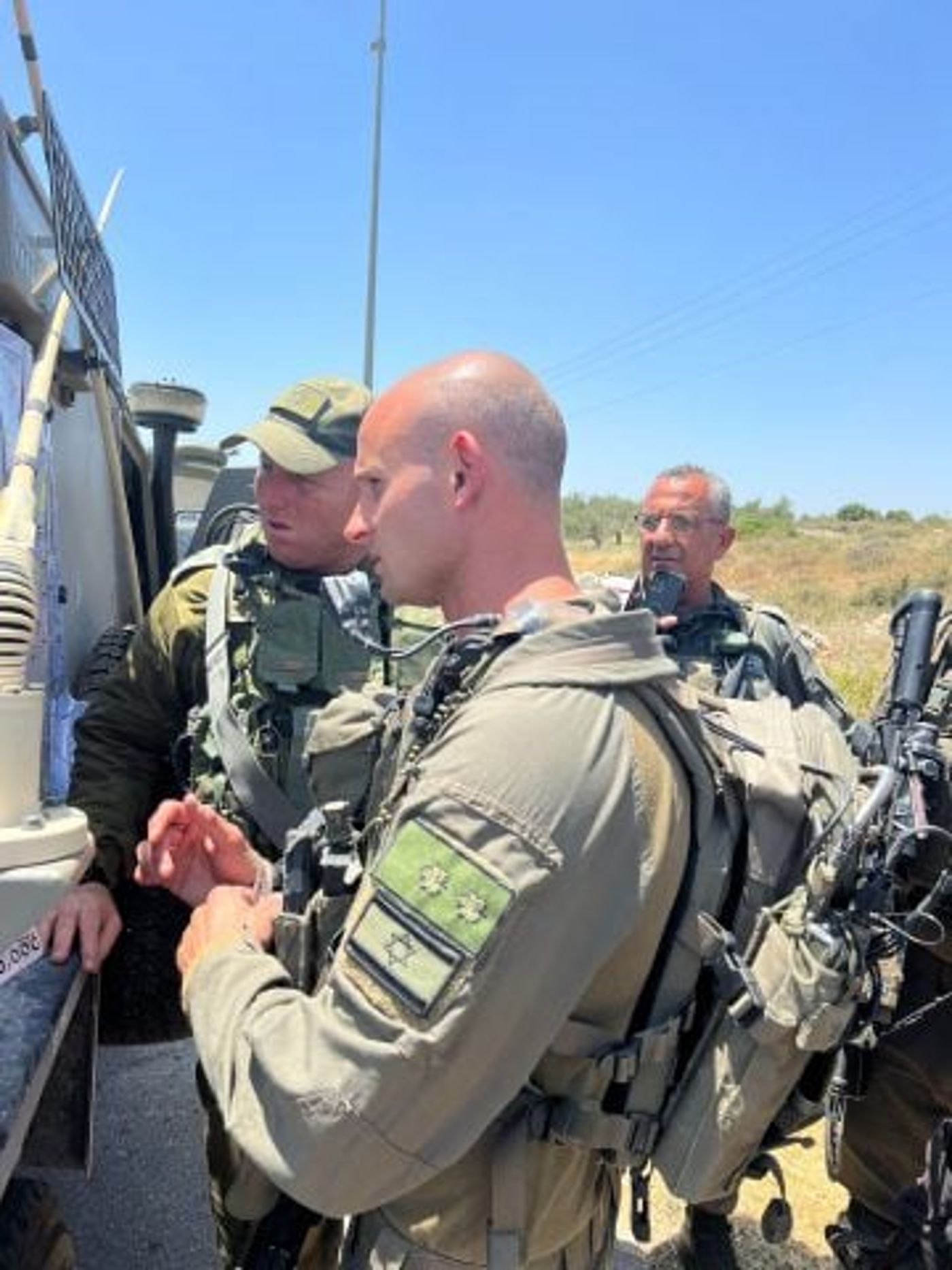 תיעוד הפיגוע בחרמש: רכב המחבלים נעצר, יורה ונמלט