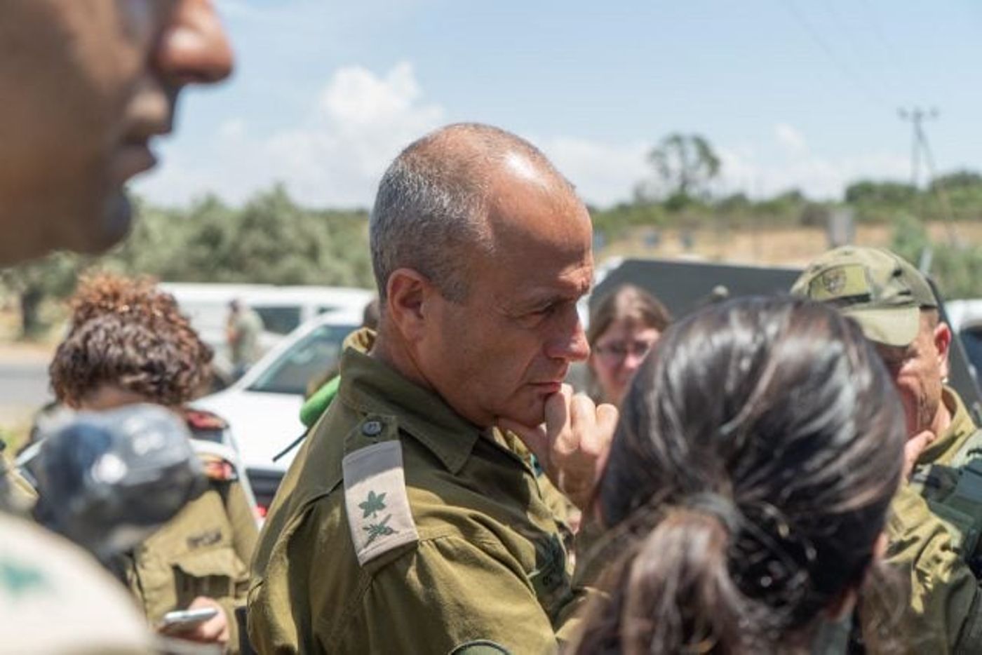 תיעוד הפיגוע בחרמש: רכב המחבלים נעצר, יורה ונמלט