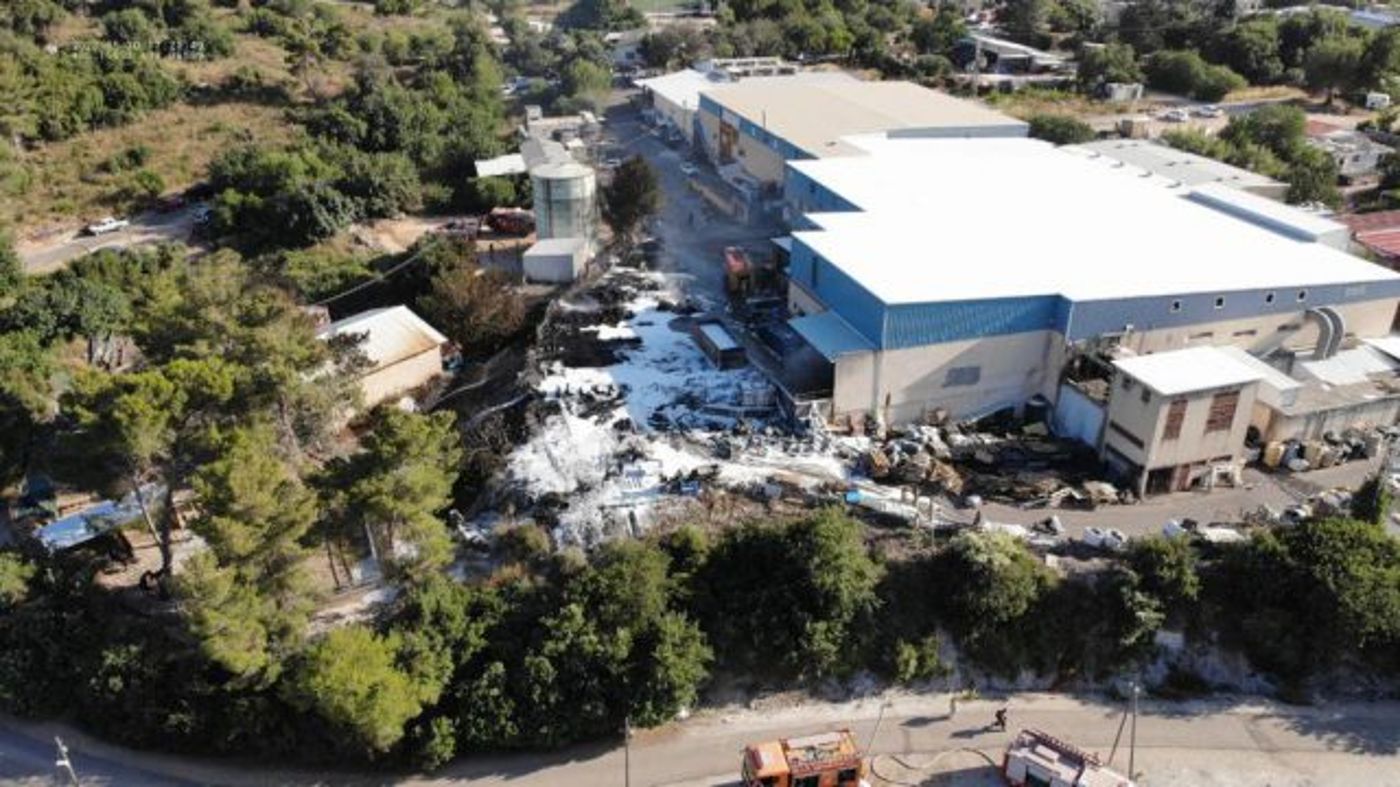 צפו: 10 נפגעים בשריפת ענק במפעל במצובה