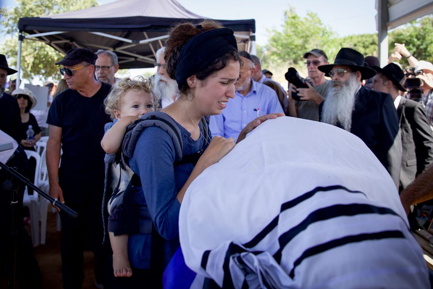 תמונות קורעות לב: ילד בן שנה קובר את אביו