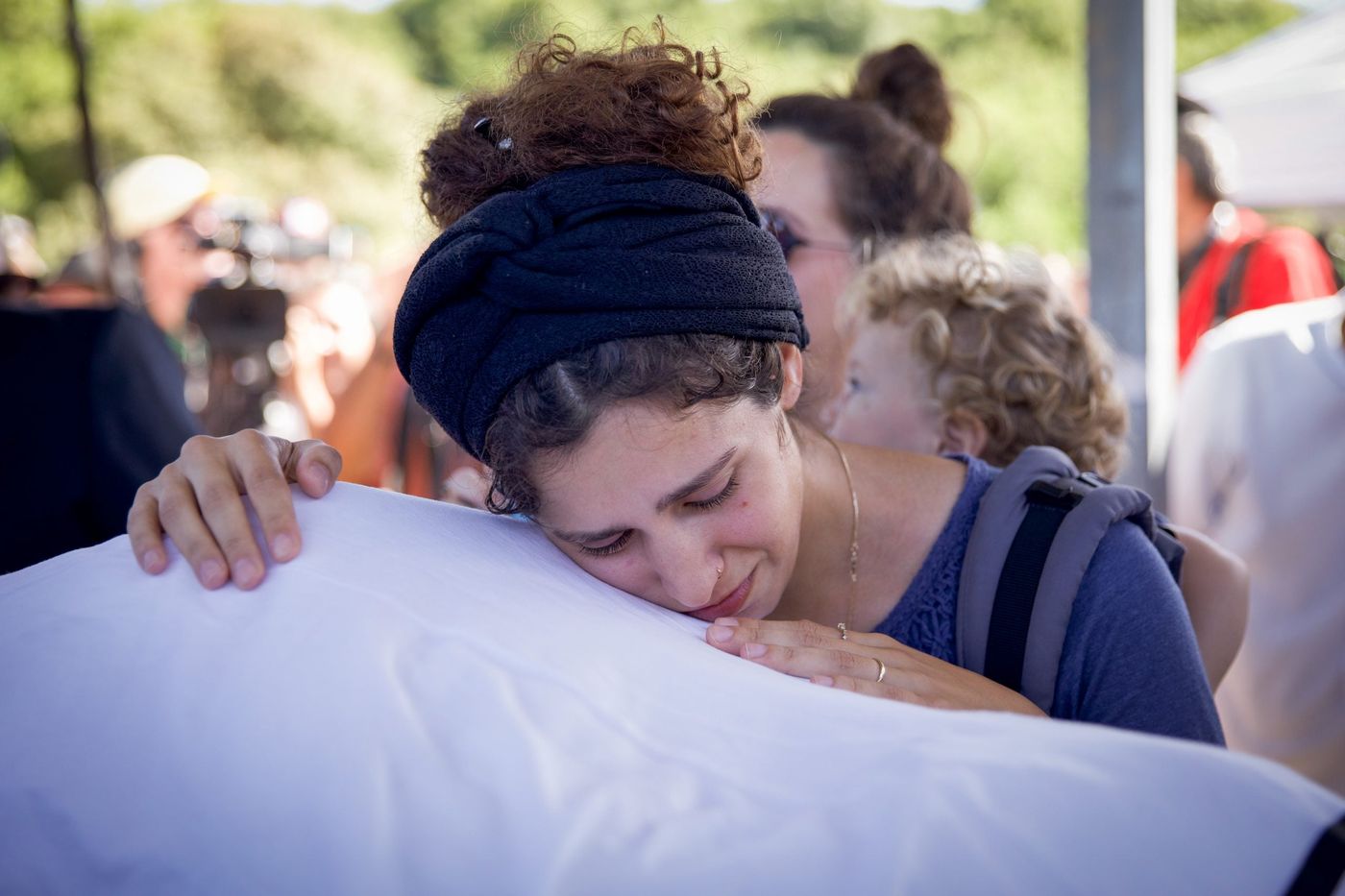תמונות קורעות לב: ילד בן שנה קובר את אביו