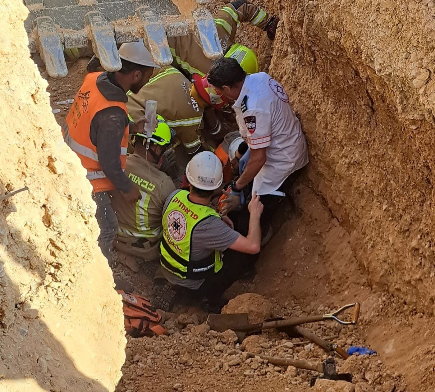 אחרי 4 שעות חולצו שני הפועלים שנלכדו במפולת עפר