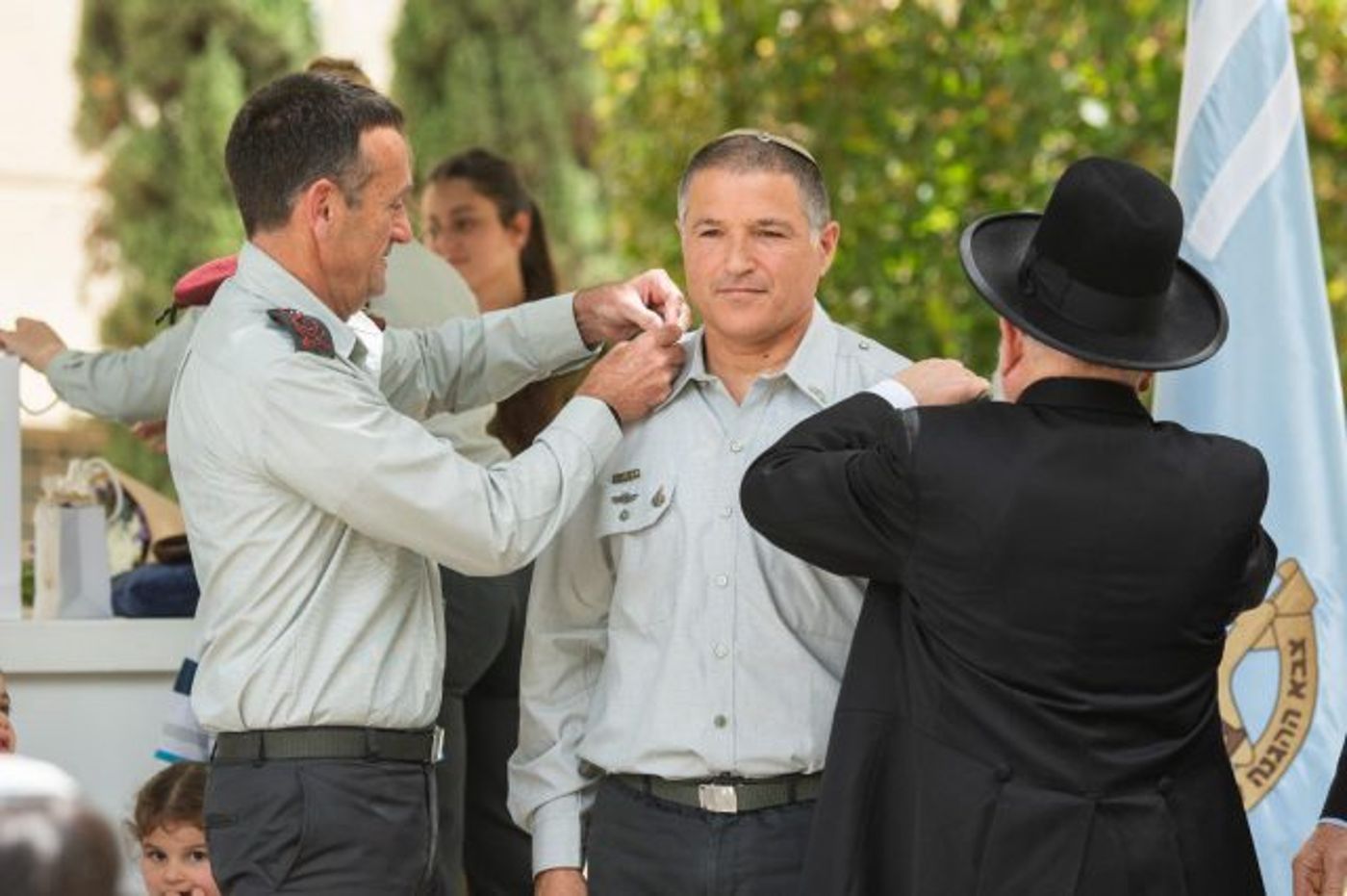 הרב יוסף זייני והרמטכ"ל הרצי הלוי מעניקים דרגות לדוד זייני (דובר צה"ל)