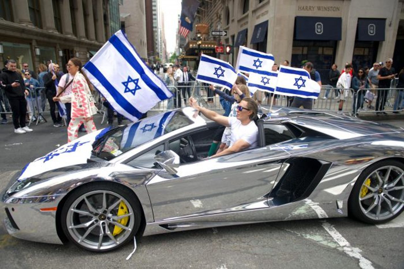עשרות אלפים צועדים בניו יורק: חוגגים 75 לישראל