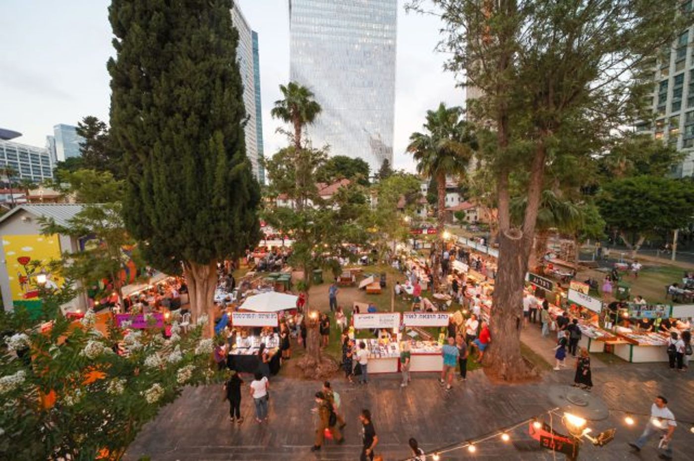 שבוע הספר במתחם שרונה (צילום רונן טופלברג)