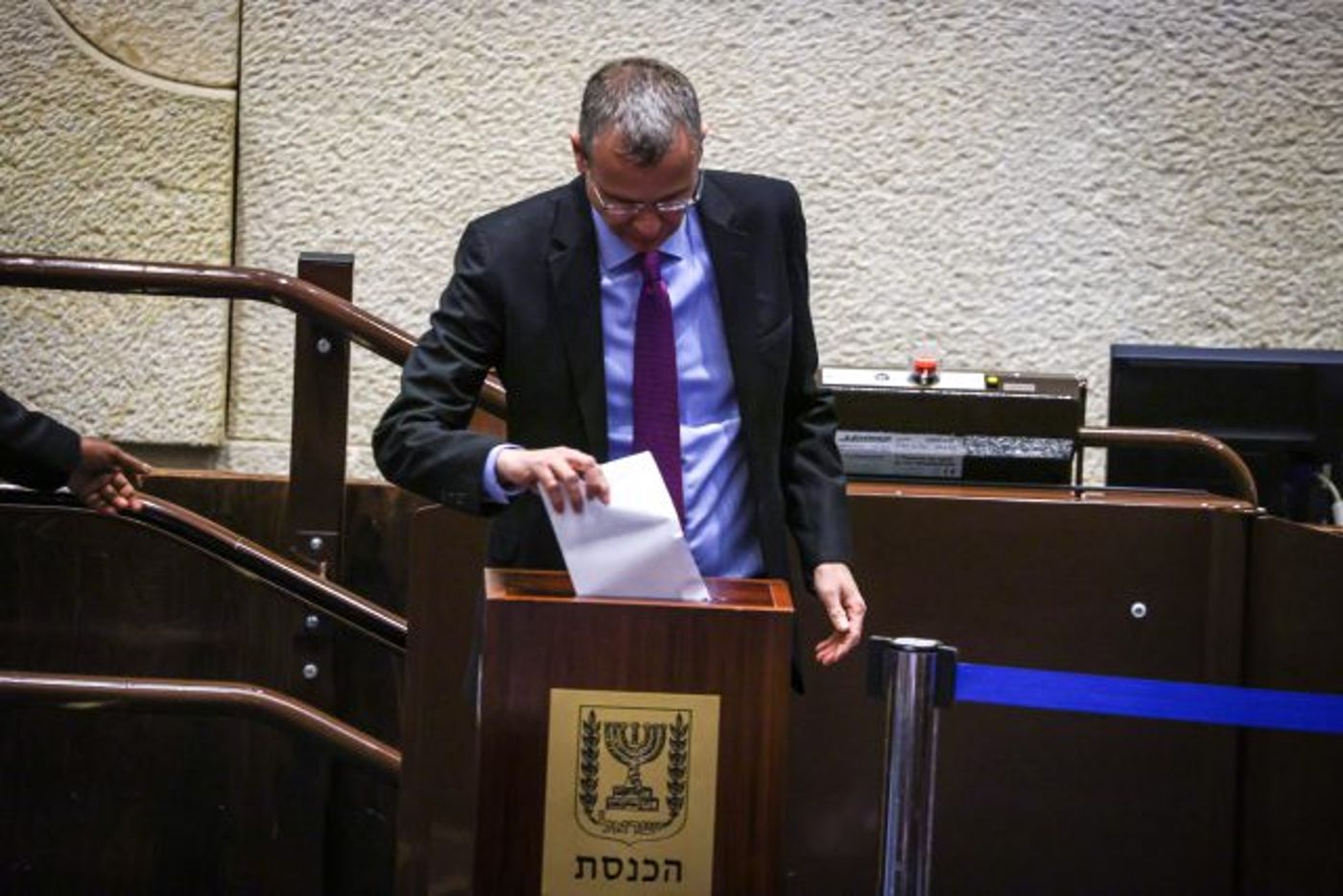 לוין מצביע, אתמול