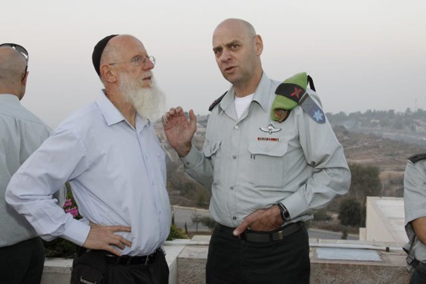 נעם תיבון כמפקד פו"ם עם הרב יעקב מדן (גרשון אלינסון/פלאש90)