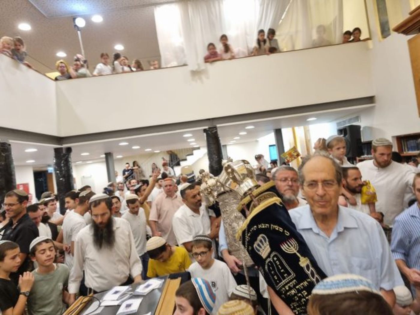 מרגש: ספר תורה חדש לישיבת מעלה אליהו בת"א