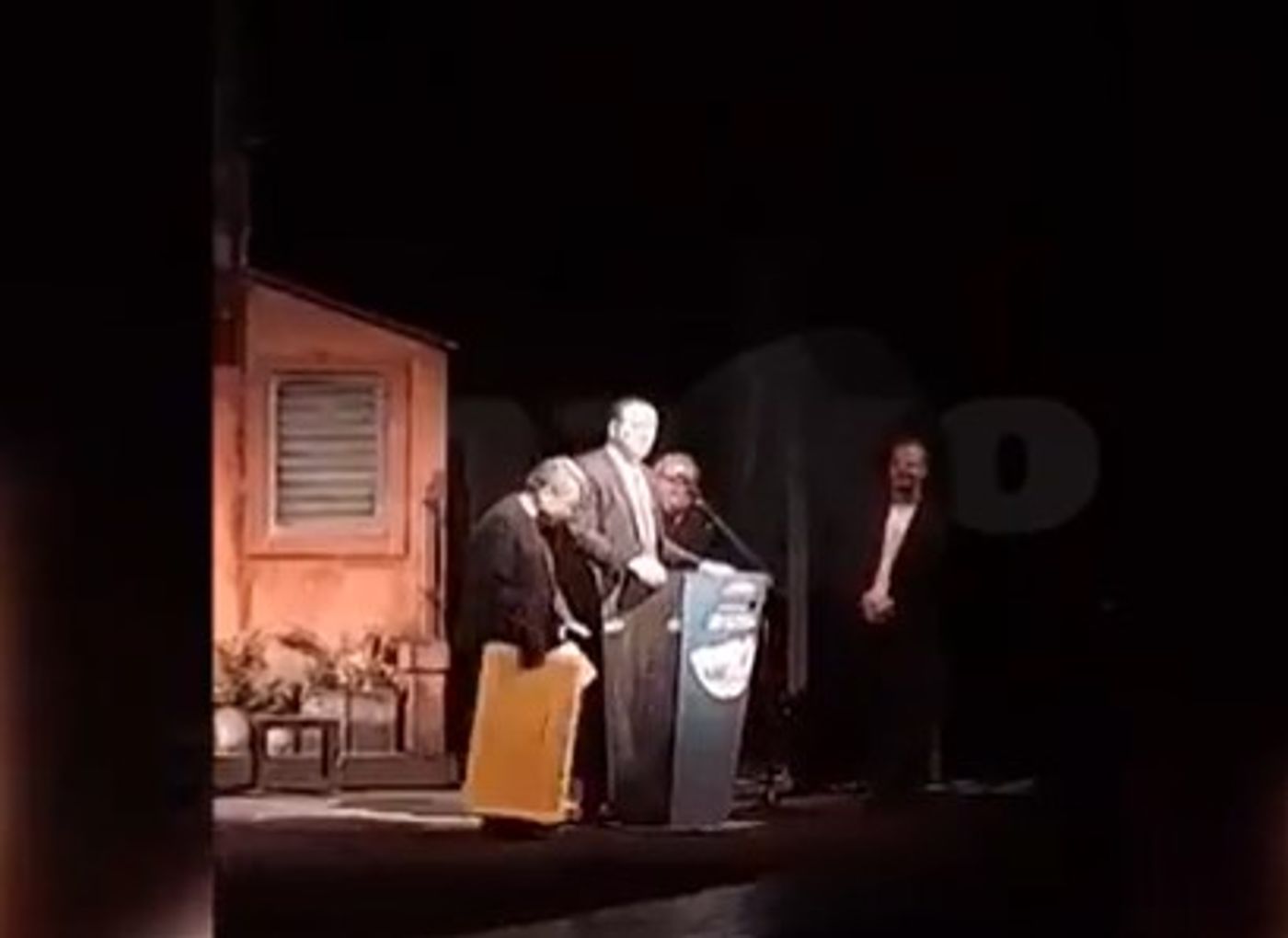 מהומה וצעקות בתיאטרון | מיקי זוהר: "אני אוהב אתכם"