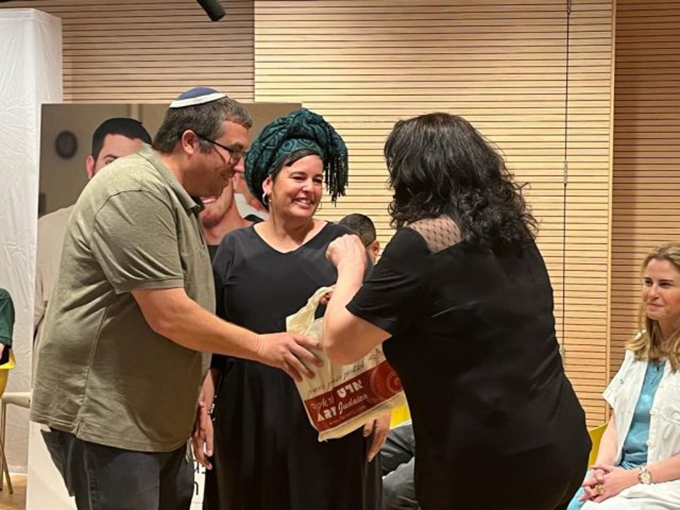פרופ' אירית בכר מנהלת מערך העיניים בבילינסון, ציונה זלצברג ומשפחת יניב
