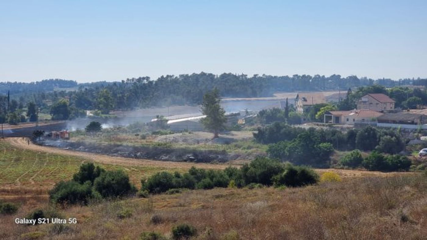 שריפת קוצים בסמוך לכפר אוריה, הבתים באזור בסכנה