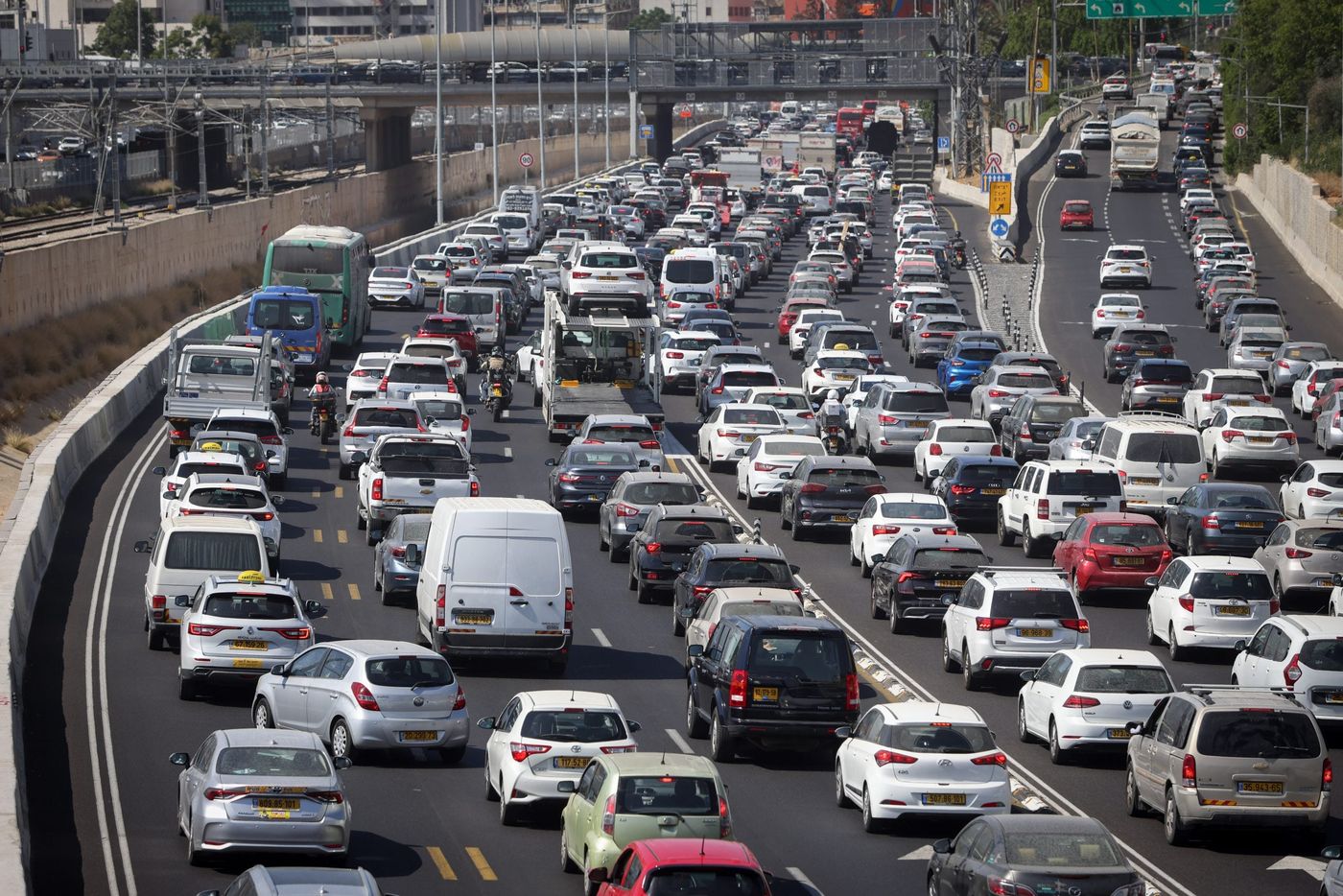 קומץ מפגינים ניסה לחסום את איילון ללא הצלחה