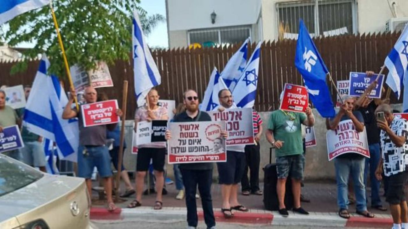 הפגנה מול ביתו של אלשיך: 'די לשתיקה, דורשים חקירה'