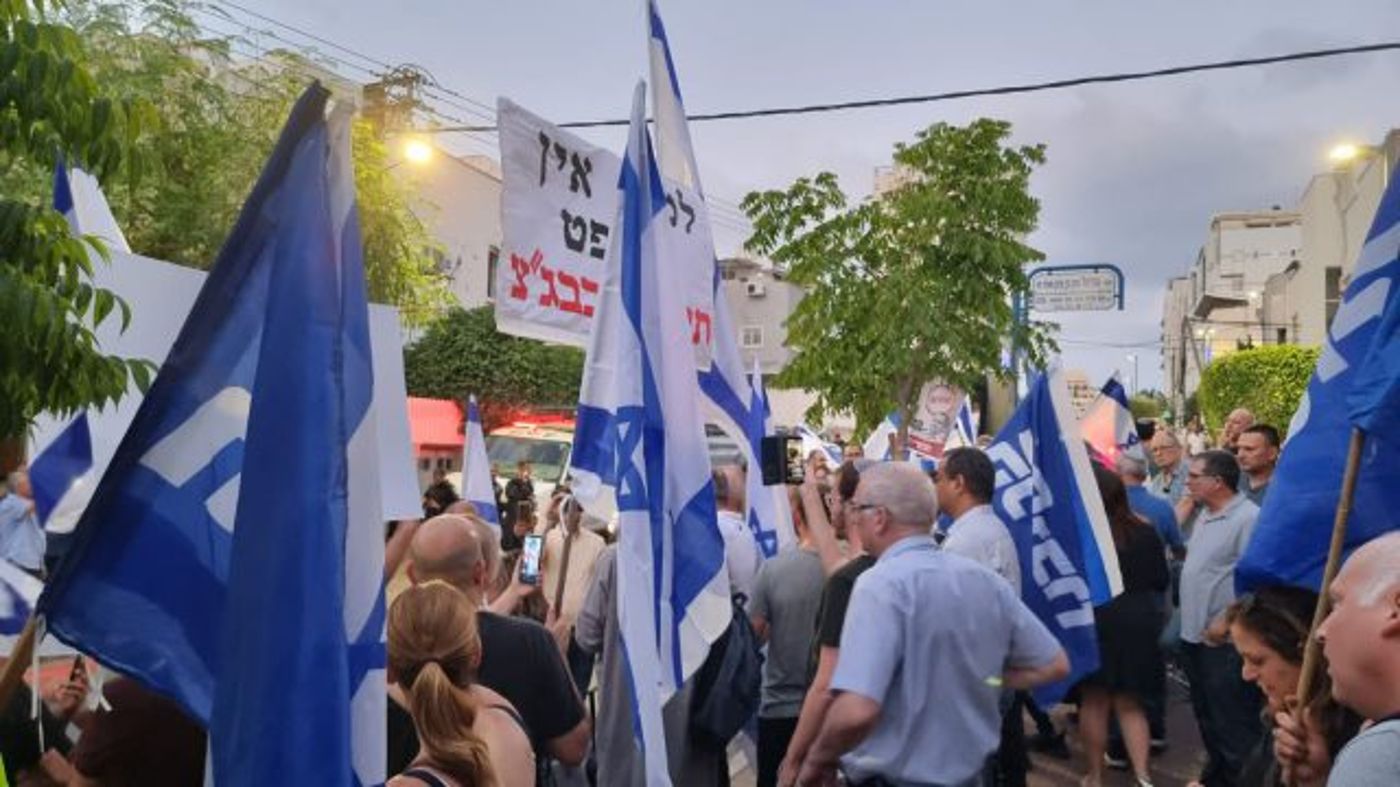 הפגנה מול ביתו של אלשיך: 'די לשתיקה, דורשים חקירה'