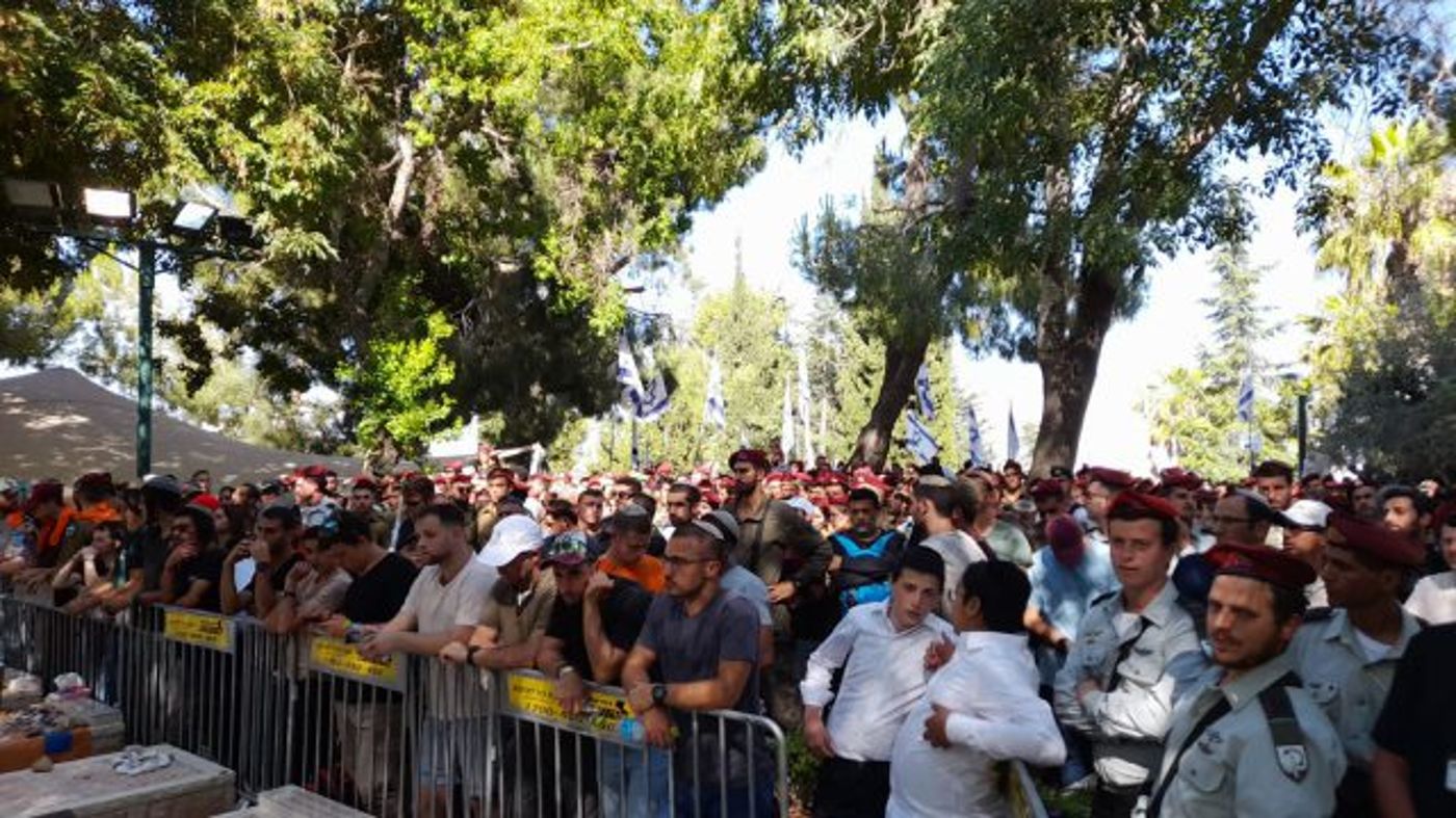 בדרכו האחרונה: אלפים בהלווית דוד יהודה יצחק ז"ל