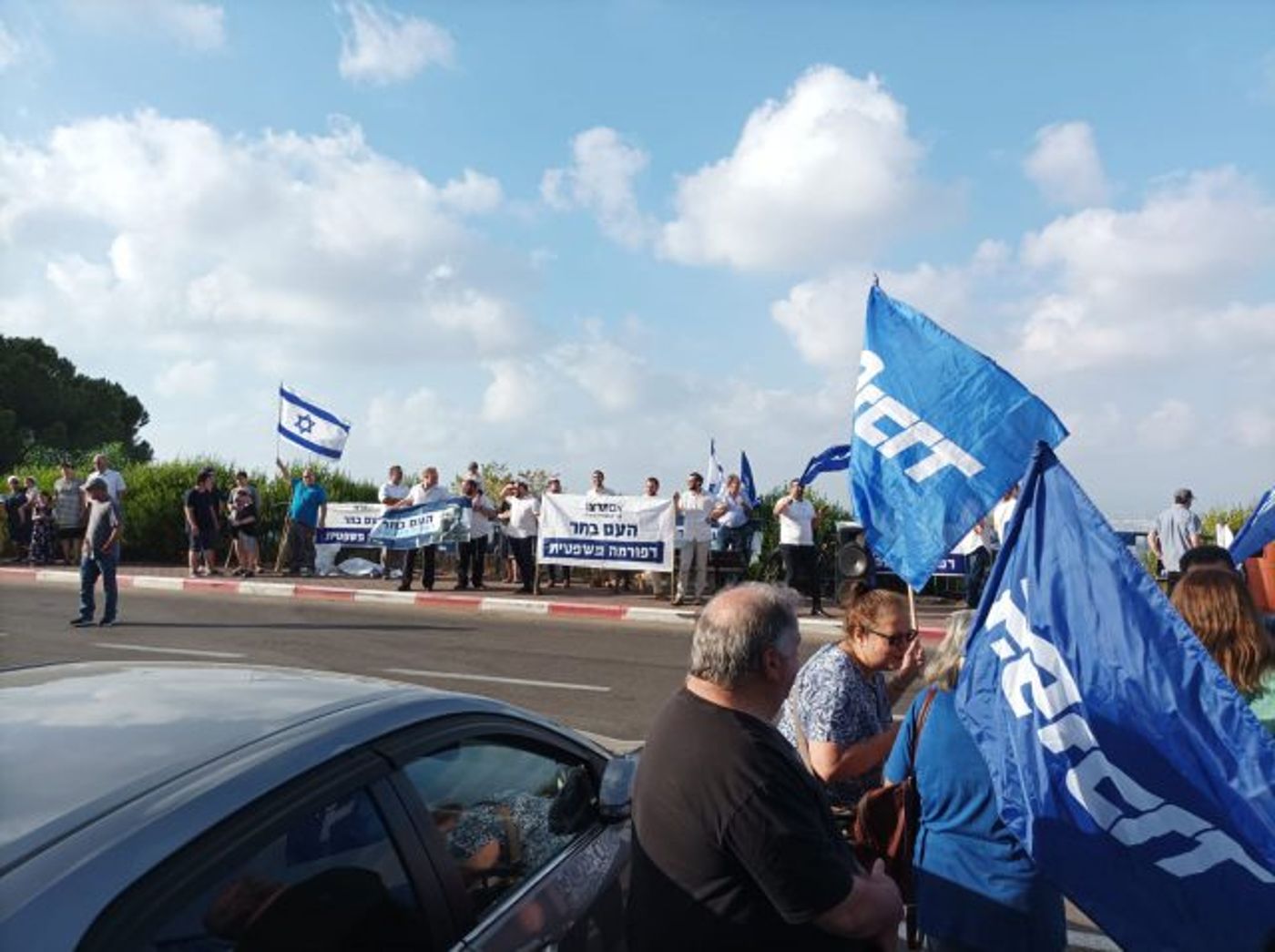 הפגנת ענק של הימין מול בית קלנר. הכביש נחסם