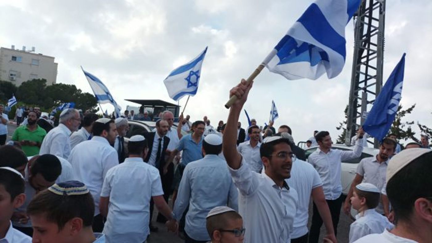 הפגנת ענק של הימין מול בית קלנר. הכביש נחסם
