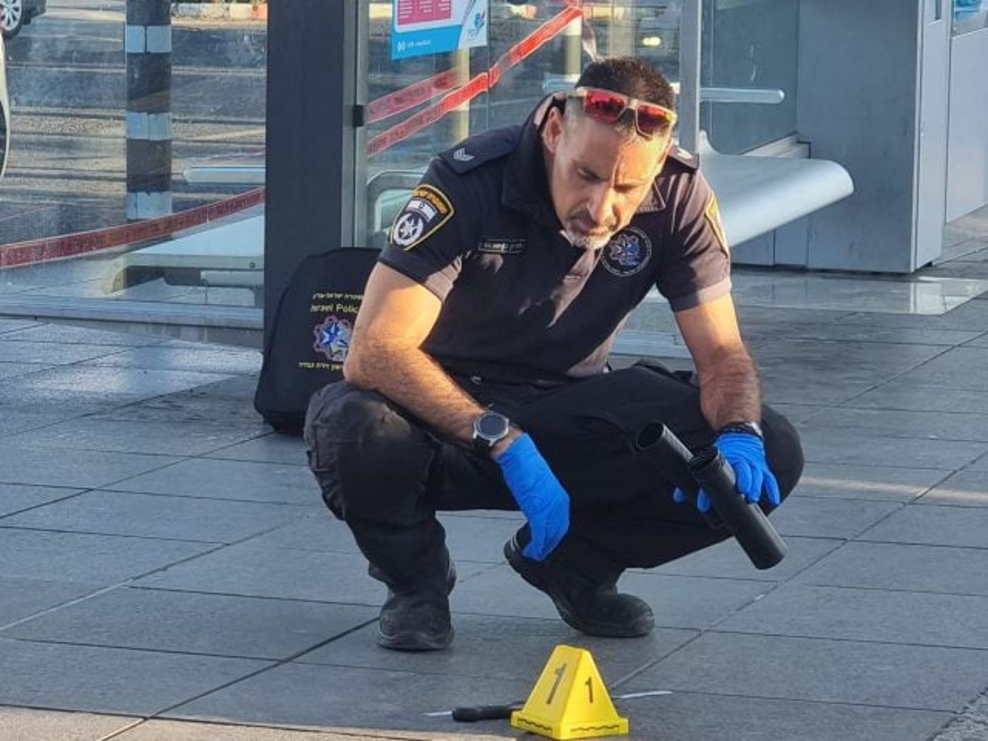 איש מז"פ בוחן את הסכין (דוברות המשטרה)
