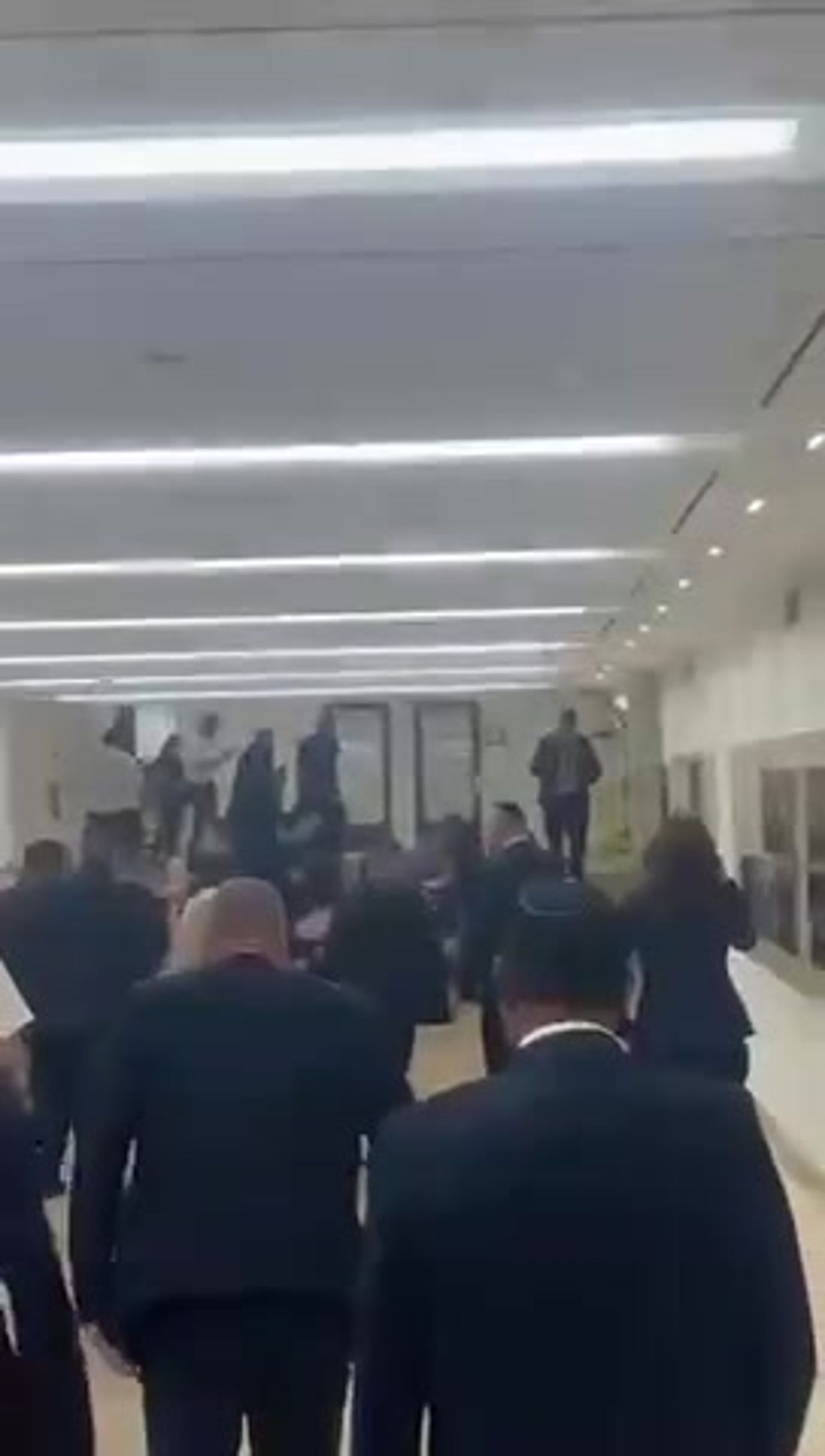 אירוע חריג: מפגינים השתוללו בכנסת. צפו