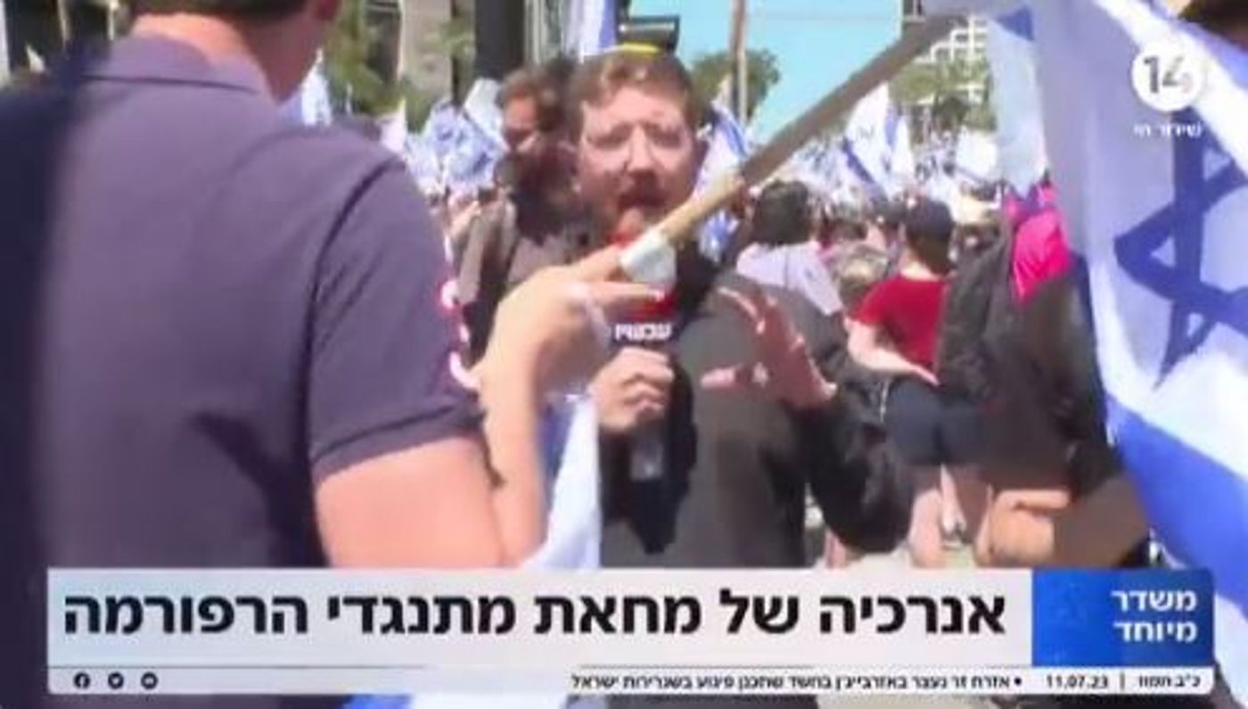 מפגינים מפריעים לשידור (מתוך ערוץ 14)