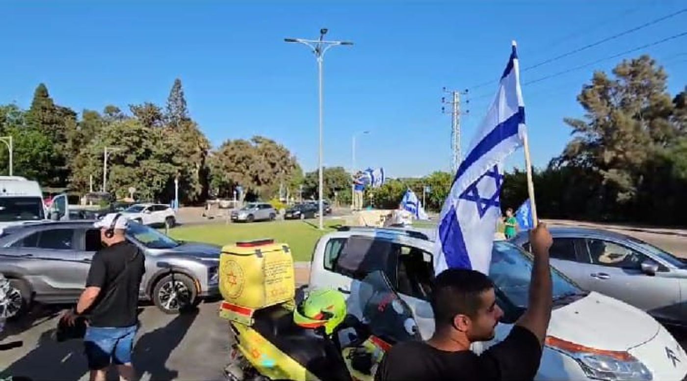 כמחאה נגד השמאל: פעילי ימין חסמו כניסה לקיבוץ בשרון